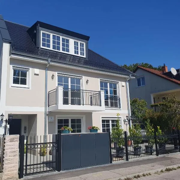 Exklusive Neubau Dachterrassenwohnung mit Wohnungslift in Vierfamilienvilla, hotel v Mnichově