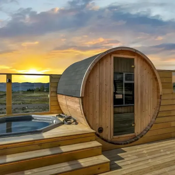 Cozy Cabin with Hot Tub & Sauna - Ultimate Retreat, hotel v destinaci Veiðilundur