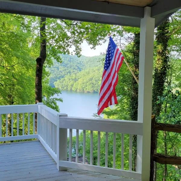 Mountain Lake Retreat I Getaway with Stunning Views, hotel in Topton