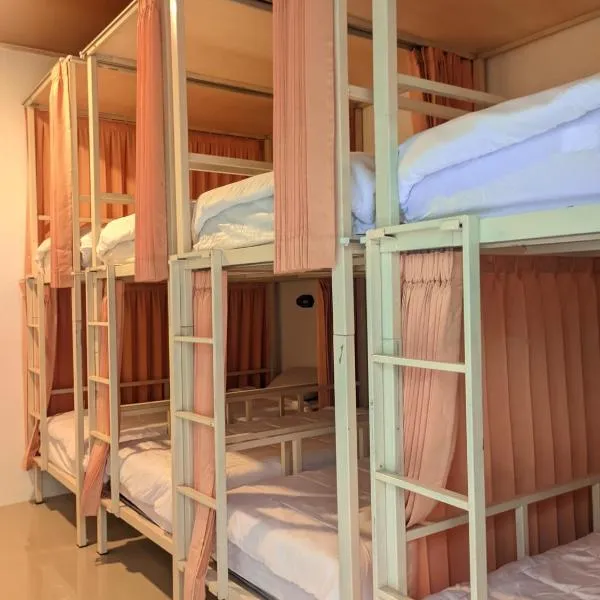 Tata Surf Hostel, hotel v destinaci Kuta Lombok