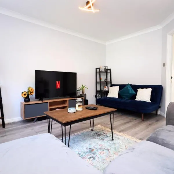 Spacious 3 Bed Home In The Heart Of Bridgend - By EKLIVING LUXE Short Lets & Serviced Accommodation, hotel in Bridgend