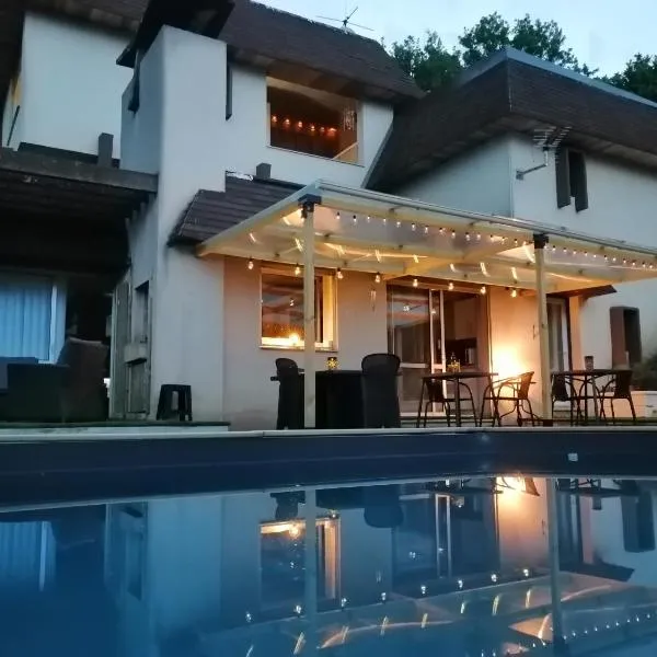 LAPAUSEDEGOUT piscine chambres climatisées jacuzzi terrasse, hôtel à Lachapelle-Auzac