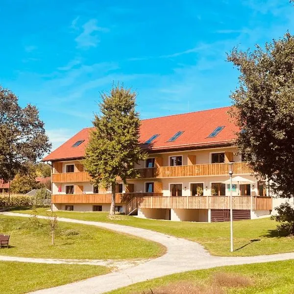 Chalet An der Brunnader-Ihr perfekter Rückzugsort in der Bayerischen Toskana-Überwiegend mit Klima-3Geh-Min zur Therme, hotel in Bad Birnbach