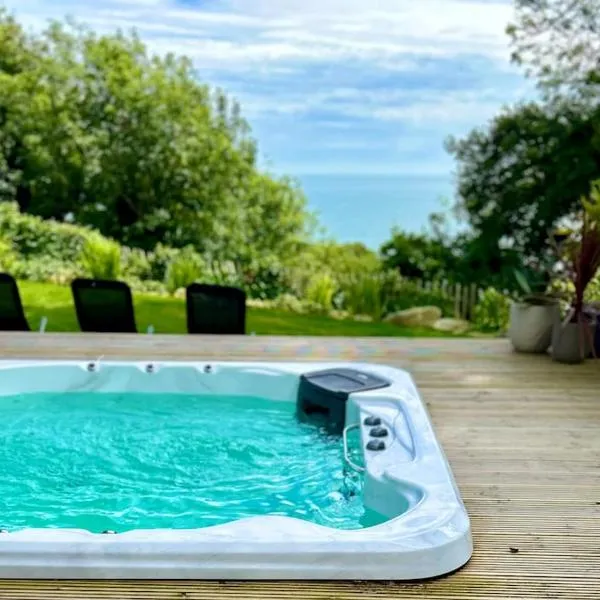 Relaxing private entrance ensuite room with stunning sea view and swimspa, hotel v destinaci Saint Lawrence