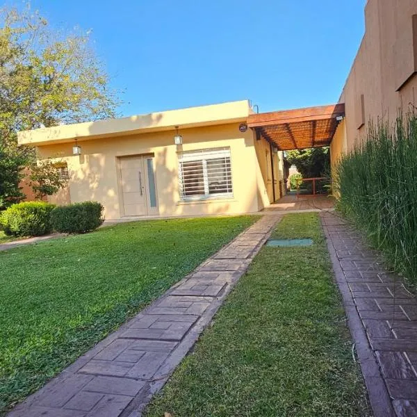 Casa familiar con doble patio, cochera, fácil acceso en el centro de Escobar, hotel in Belén de Escobar