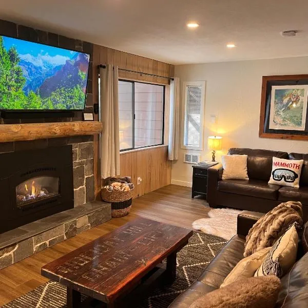 Tastefully Remodeled Condo at Mammoth Ski & Racquet Club, Hot Tub, Garage, 10 Min Walk to Ski Lifts, hotel v destinaci Mammoth Lakes