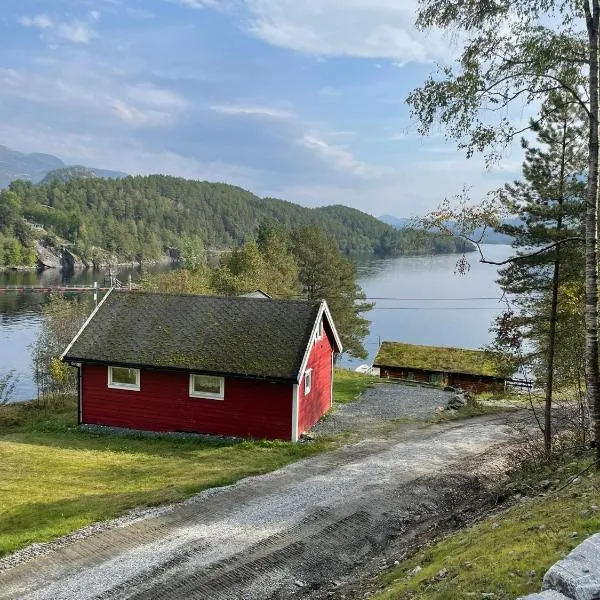 Hytte ved sjøen med båtutleige, hotel v destinaci Kvalsvik