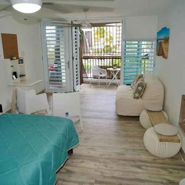 Relaxing Studio Near El Yunque With Pool View, hotel v destinaci Luquillo