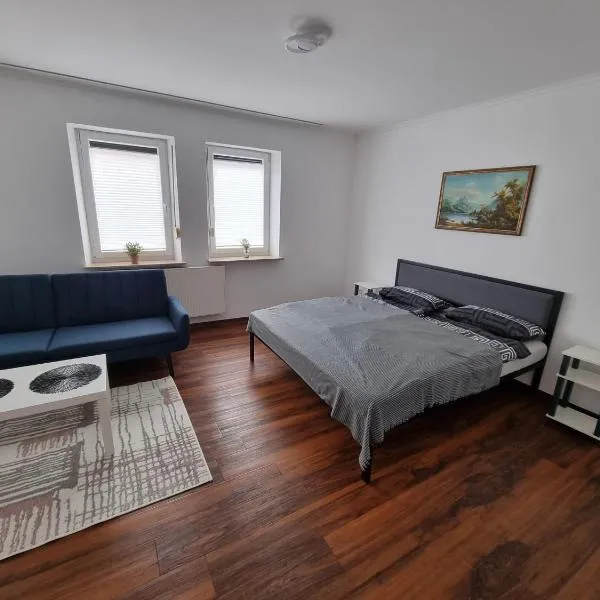 2-3 Personenzimmer - Familienzimmer mit King Size Bett und Gemeinschaftsbad und -Küche, hotel a Kassel