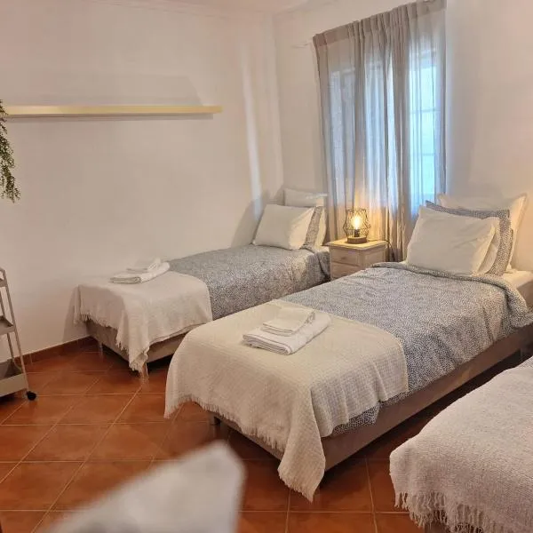 Nature House Almograve- Triple room with terrace and shared bathroom - Fishermen's Trail, hotel v destinaci Almograve