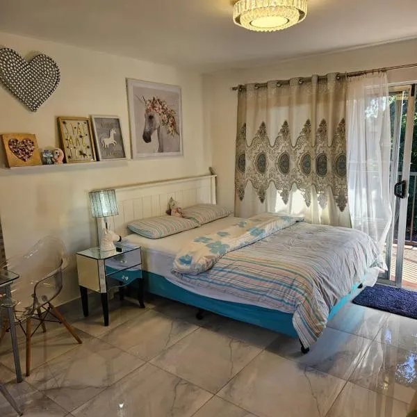 Cute comfortable, quiet studio 11 with Carpark, hotel in Auckland