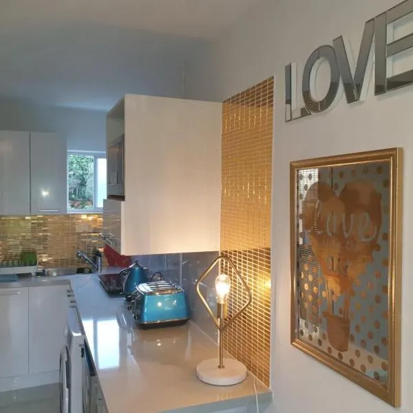 Book Now Affordable Cute Cozy studio with Carpark 23, hotel in Auckland