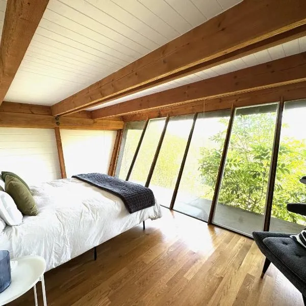 Iconic Gesner Boat House Wview Of Hollywood Sign