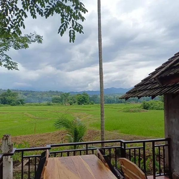 บ้านสวนเฮือนแก้ว แจ้ซ้อน โฮมสเตย์, hôtel à Chae Son