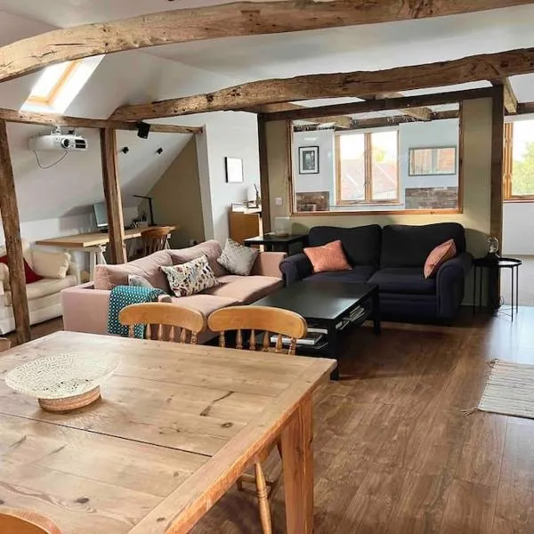 The Cart Loft - Private Apartment on farm in Rye, hotel in Peasmarsh