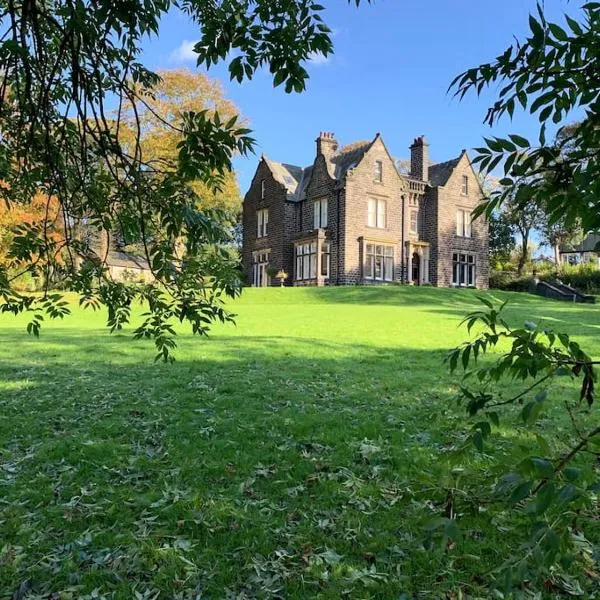 Luxury Attic Studio, heart of Uppermill, Saddleworth, hotel v destinaci Saddleworth