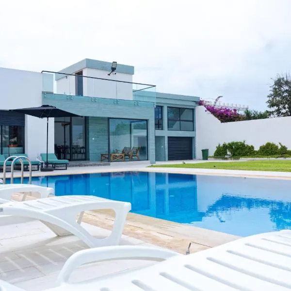 Villa de Luxe à Casablanca Piscine Privée Fibre 100 Mbps Netflix et YouTube Premium, hotel in Casablanca