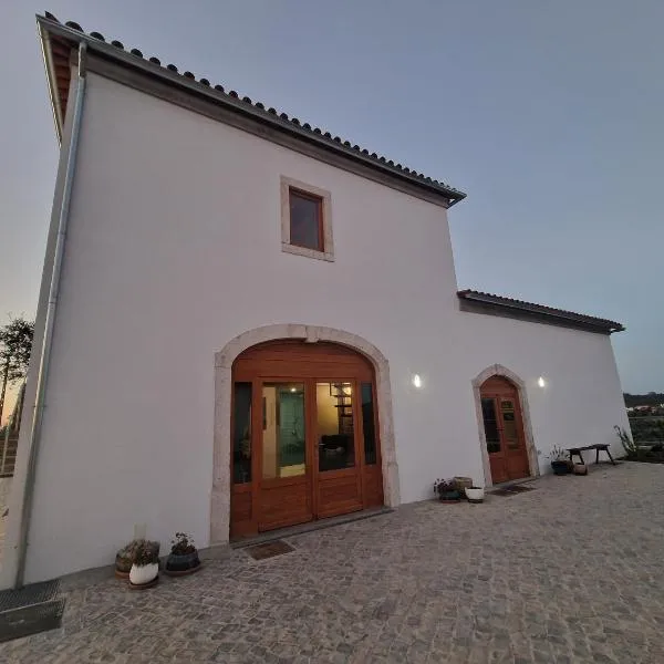 Quinta da Chumbaria - heaven on a hilltop, peace and stunning views!, hotel v destinaci Casal do Monte