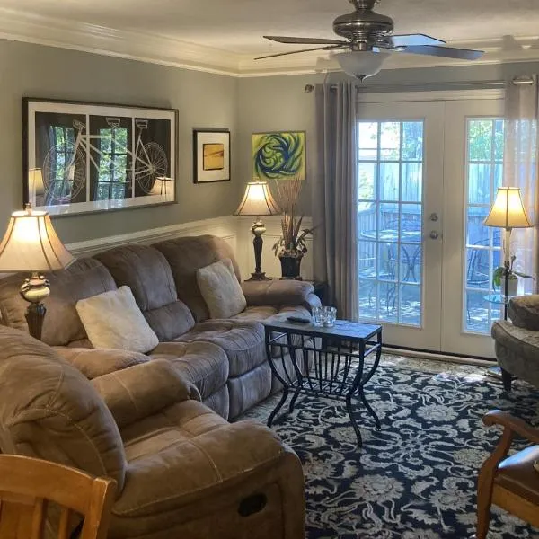 Classic City 3 bedroom 2 bath condo with deck close to UGA, Five Points, and Memorial Park in Athens, khách sạn ở Athens
