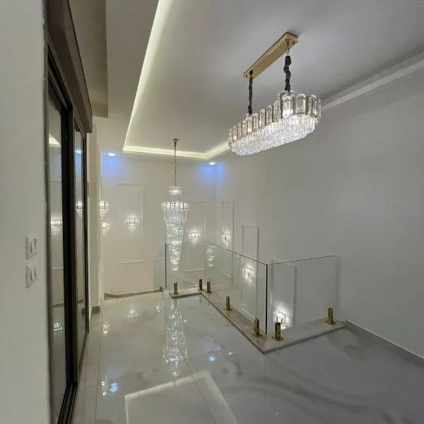 Exclusive Luxury Apartment with Panoramic and Stunning City Views Luxurious Finishes Modern Amenities and Private Terrace شقة فاخرة حصرية بإطلالات بانورامية مذهلة على المدينة تشطيبات فاخرة مرافق حديثة وتراس خاص, hotel v destinaci Irbid