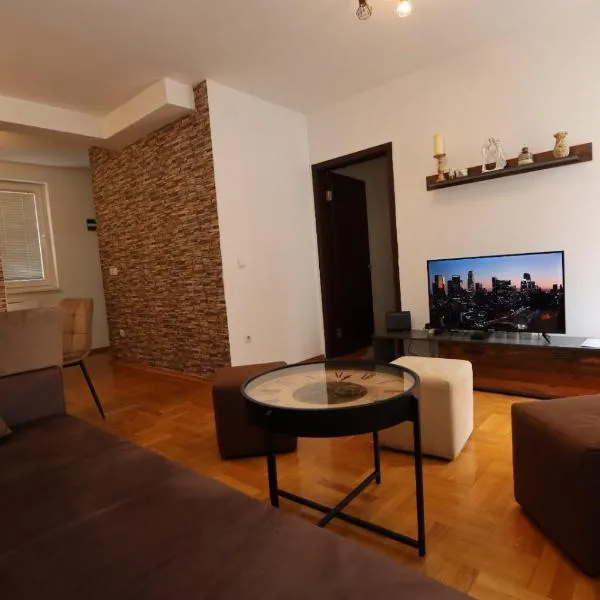 Lux Apartment Rose 2 60m2, hotel in Kragujevac