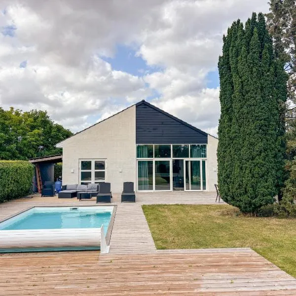 Luxury 300 square meter villa with Pool, hotel v Kodani