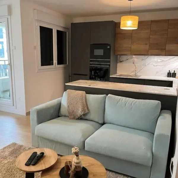 Modern apartment with terrace, Hotel in Saint-Ouen