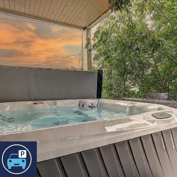 Antique CAT - 2 King Bed & Hot Tub - Free Parking, hotel in Quebec City