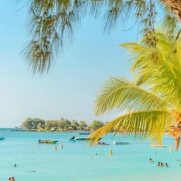 Pereybere Beach Paradise 4 Bedroom Apt, hotel in Pereybere