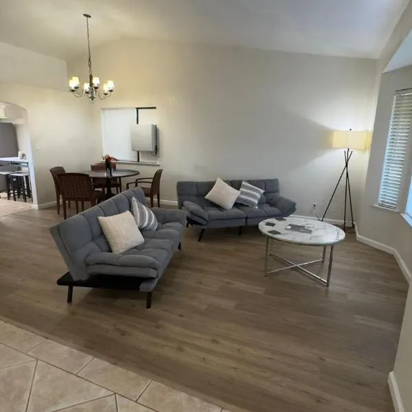 Oasis Hm near Rancho Vista- Shared Hm, hotel v destinaci Palmdale