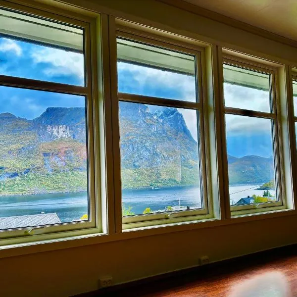 Spacious Waterfront Gem - Panoramic View - Terrace, hotel v destinaci Fjordgård