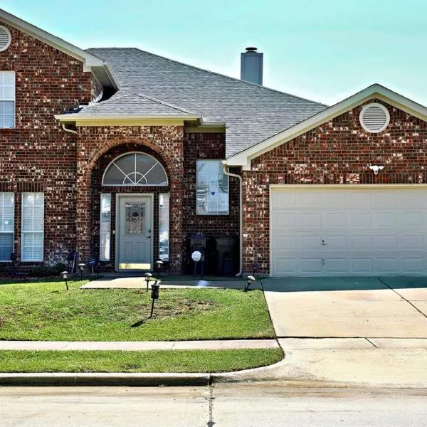 Spacious 4-bedroom house with AC, Wi-Fi superb in the Heart of Arlington, TX!, hotel in Johnsons Station