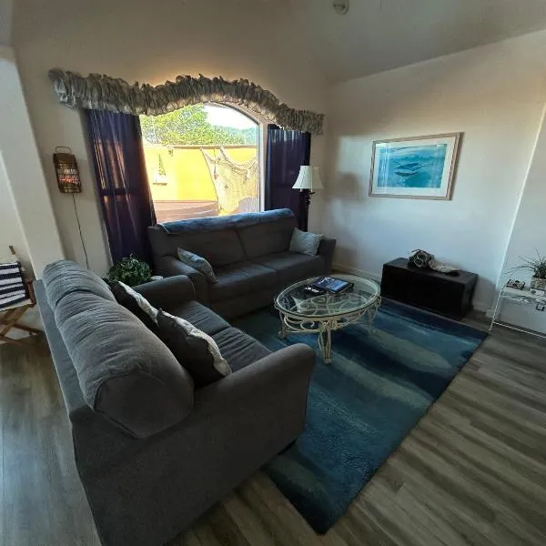 Ocean Cabin 28 W Jacuzzi With Private Beach, hotel in Smith River