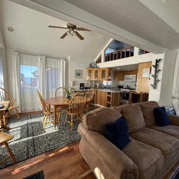 Modern Ocean Cabin 27 Stylish Kitchen & Jacuzzi, hotel in Smith River