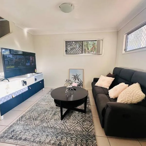 Calm Hideaway - Townhouse with Pool Access & Garage, hotell sihtkohas North Lakes