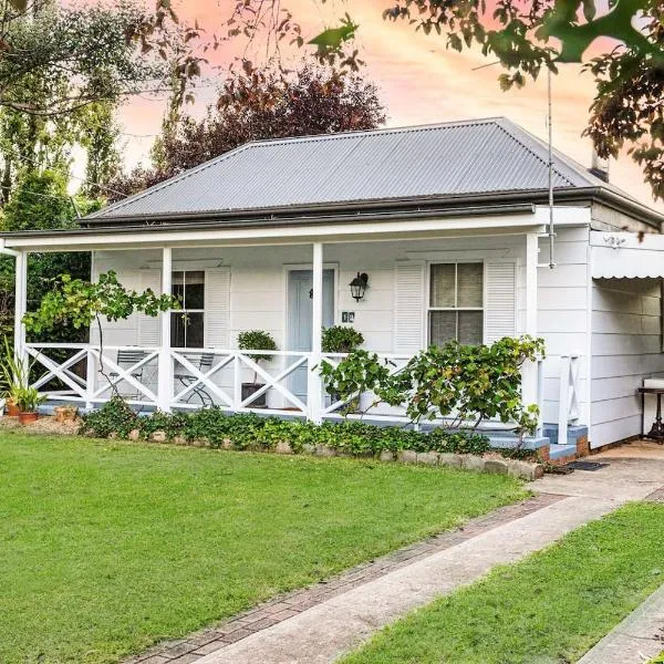 The Little White Cottage - Country Elegance Near CBD, hotel in Mudgee