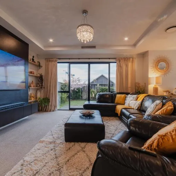 Sunlit Sanctuary with Private Patio in Wigram, hotel en Christchurch