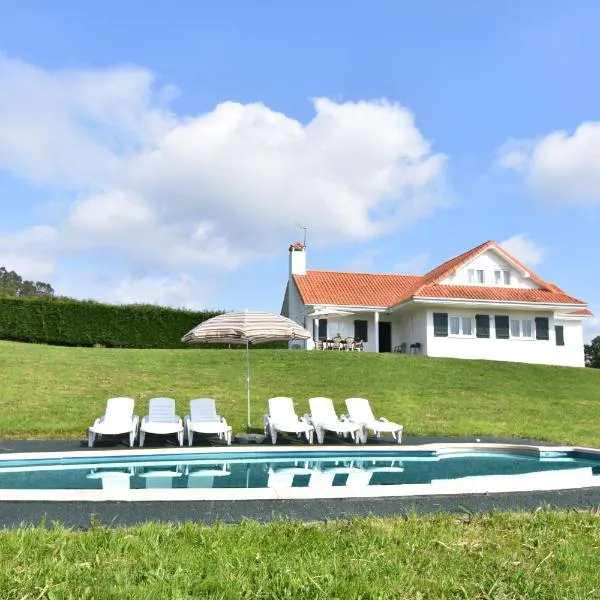 Espectacular casa con piscina y gran jardín, hotel en Navajeda