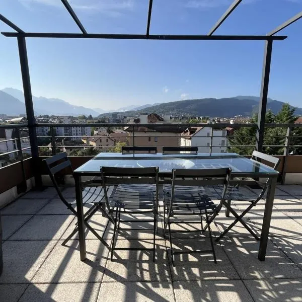 Annecy centre, Appartement en attique avec vue panoramique, hotel in Annecy