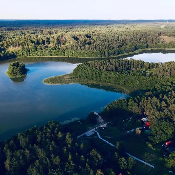 Oddychaj Warmią, domek letniskowy nad jeziorem z ogrodem, przy lesie, hotel v destinaci Gietrzwald