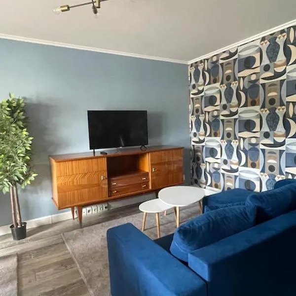 Charming and Cosy Apartment near Paris, hotel in Houilles