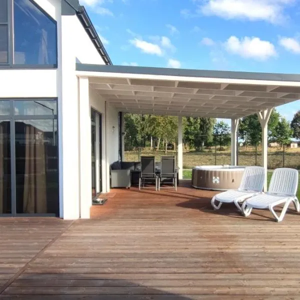 Ferienhaus Laura 70qm bis 5 Gäste mit Fass-Sauna, Whirlpool April bis Oktober, 75qm Terrasse und eingezäunten Garten Haustiere willkommen, hotel v destinaci Sierosław