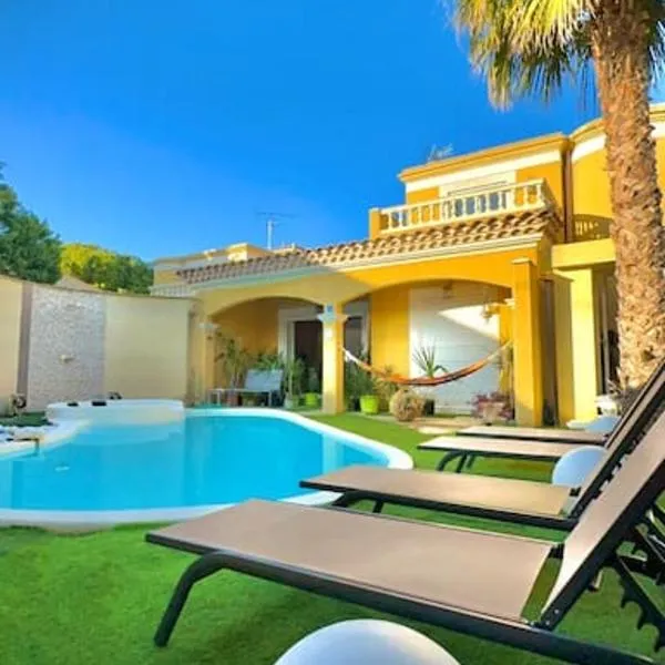 La villa Soleil, hotel in Fourques