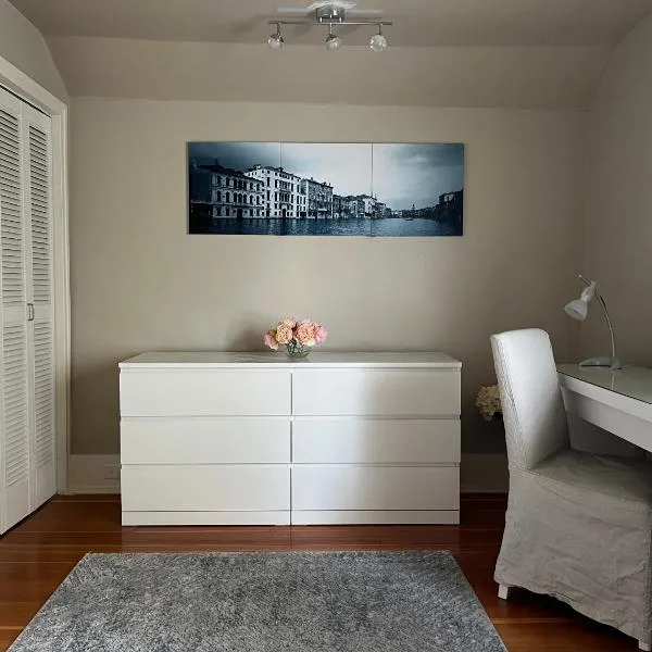 Cozy homestay in the master bedroom of a River Heights home, hotel v destinaci Winnipeg