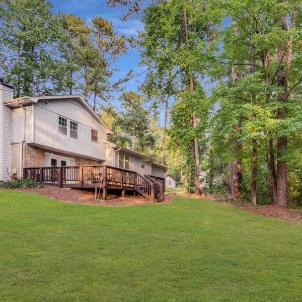 Spacious 5BR Retreat Sleeps 12,Large Deck, hotel u gradu Fairington