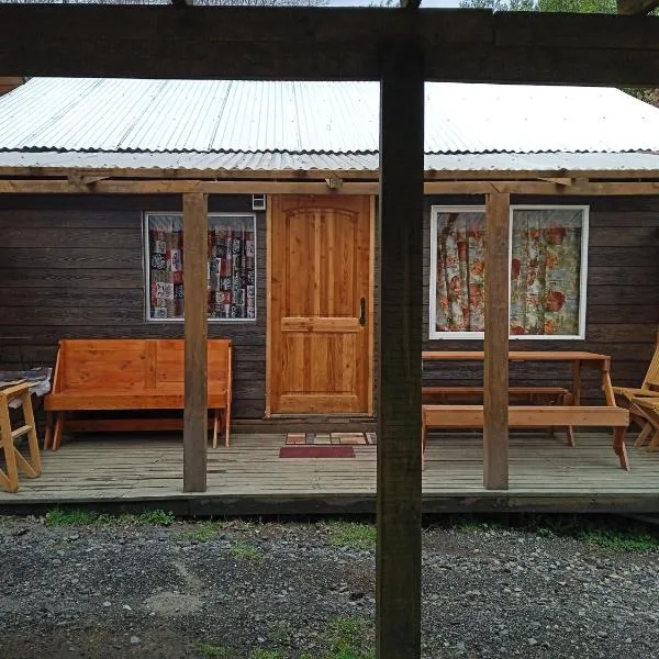 Cabaña frente a la entrada de los ojos del caburgua, hotel a Pucón