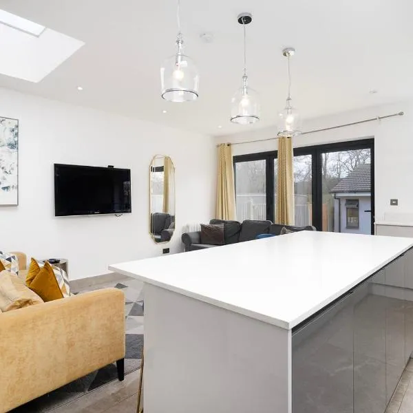 Large 4 bedroom house with parking available, hotel in Golders Green