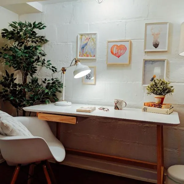 Charming Basement Suite with Private Entrance Near Subway, Koreatown & UofT, hótel í Toronto