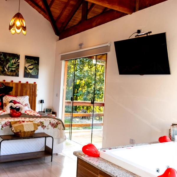 Chalé Canto do Galo 2 - Hidro da Jacuzzi, Lareira Ecológica, Cozinha Completa, Wi-Fi 80mbps, próximo a comércio local e relaxando ao som do riacho - Foto 4