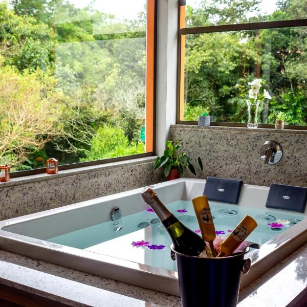 Chalé Canto do Galo 2 - Hidro da Jacuzzi, Lareira Ecológica, Cozinha Completa, Wi-Fi 80mbps, próximo a comércio local e relaxando ao som do riacho - Foto 2